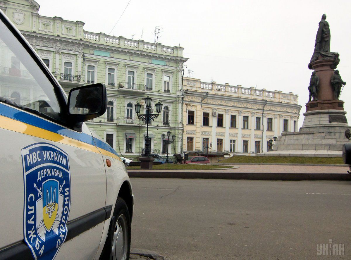 На вулиці очікували вердикту приблизно 20 осіб / фото УНІАН На вулиці очікували вердикту приблизно 20 осіб / фото УНІАН