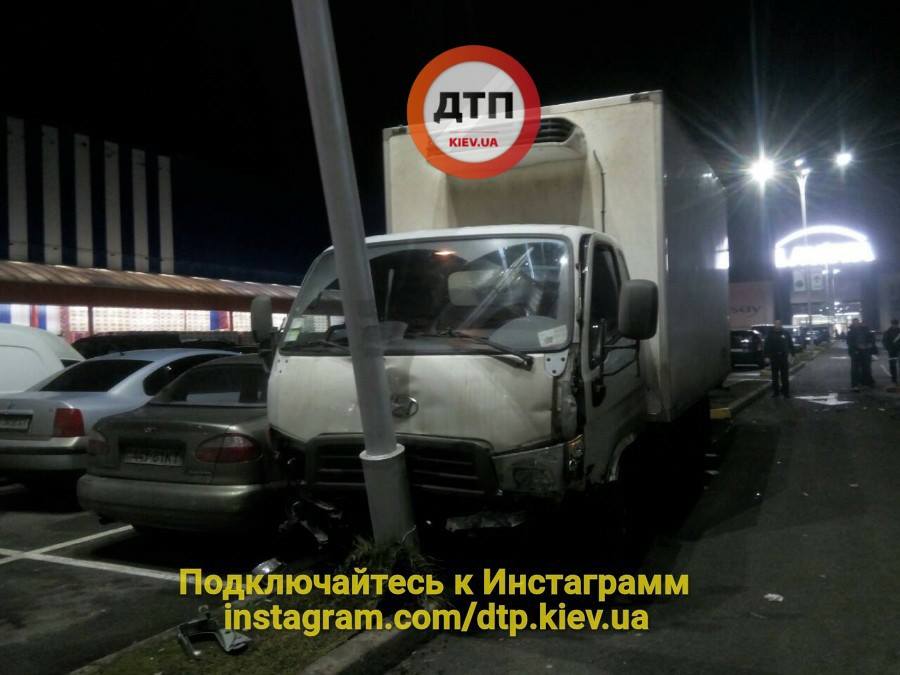 Грузовик в итоге врезался в столб / фото facebook.com/dtp.kiev.ua Грузовик в итоге врезался в столб / фото facebook.com/dtp.kiev.ua