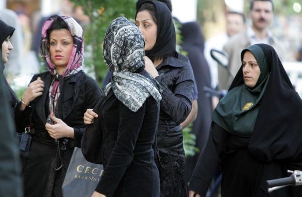 Женщинам в Иране запрещено появляться на улице без платка / islam-today.ru