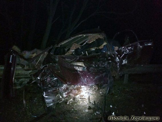 Водитель и пассажиры Ваза погибли / фото полиция Харьковщины, Facebook Водитель и пассажиры Ваза погибли / фото полиция Харьковщины, Facebook