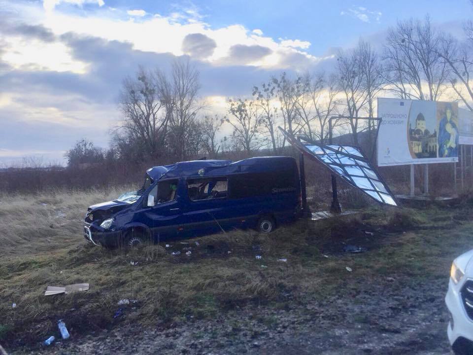 Во Львовской области перевернулся пассажирский автобус: есть пострадавшие