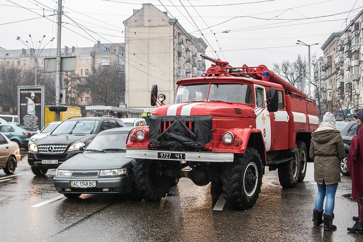 В Киеве пожарная машина по дороге на вызов провалилась под асфальт (видео)  | УНИАН