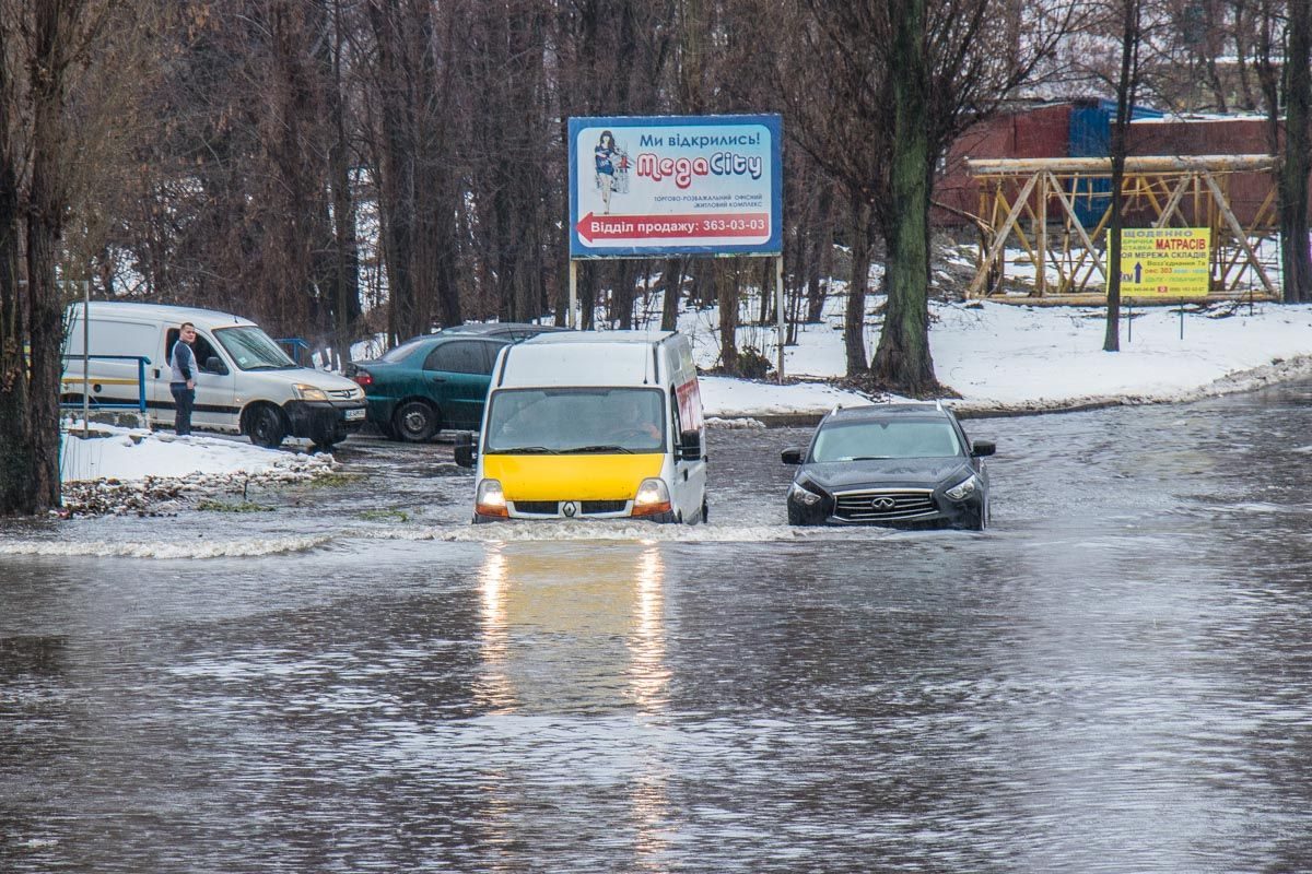 В Киеве после сильного дождя затопило целую улицу, автомобили приходилось  вытаскивать из воды (фото, видео) | УНИАН