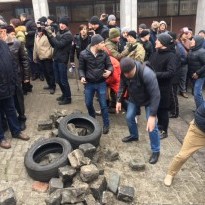 Задержание Саакашвили: на Трехсвятительской появилась первая баррикада