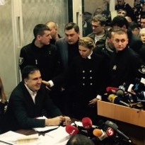 В суде над Саакашвили появилась Тимошенко - обняла опального политика (фото, видео)