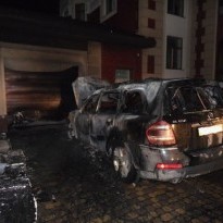Волна поджогов автомобилей: во дворе ривненчанина сгорел Mercedes GL 500 (фото)