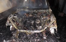 Ночью в Ривне неизвестные дотла сожгли Audi Q7 на дворе предпринимателя (фото)