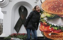 Раскрыта тайна рекламы с опасным бургером: в Киеве прошла акция "ВИЧ - невидимый"