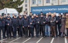 Патрульні поліцейські наділи червоні стрічки та пройшли експрес-тестування на ВІЛ з нагоди Всесвітнього дня боротьби зі СНІДом