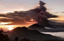 Лучшие фото недели: невероятный вулкан на Бали, помолвка принца Гарри и дух Рождества в Европе (фотоподборка)