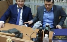 Адвокат Януковича приніс до суду про розстріли на Майдані бруківку й коктейлі Молотова (фото)