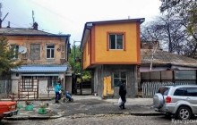 "Хатинка на курячих ніжках": історичний центр Одеси спотворили небезпечною будівлею (фото)