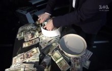 Пачки з-під сигарет, банки і коробки для техніки: журналісти про тару, підходящу для передачі "гучних" хабарів (відео)