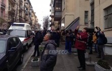 Димові шашки, петарди і загрози: біля будинку Саакашвілі активіст облив себе бензином і намагався підпалити