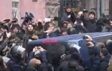 У центрі Києва близько 100 людей намагаються заблокувати проїзд автомобіля з Саакашвілі