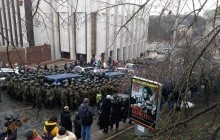 Натовп у центрі Києва не дає силовикам відвезти Саакашвілі, на місце прибули бійці Нацгвардії (фоторепортаж, наживо)