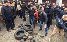 В центрі Києва прихильники Саакашвілі будують барикаду з розібраної бруківки