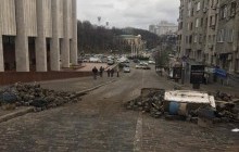 Залишки барикад, виламана бруківка та розтрощене авто силовиків: наслідки звільнення Саакашвілі у центрі Києва (фото)