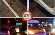 "Половина салону забризкана кров'ю": у Києві в тролейбусі сталася масова бійка - рознімали чотири патрулі поліції (фото)