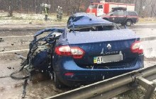 На Минском проспекте в Киеве водитель легковушки погиб, столкнувшись с фурой, дорога перекрыта (фото)