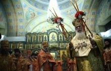 Хранитель гроба Господня в день святой Екатерины возглавил многотысячный крестный ход в Екатеренбурге