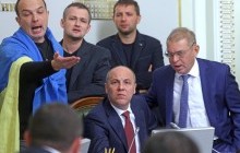 Что с нами случилось? - Парубий напомнил, что четыре года назад большинство нардепов вместе стояли на Майдане