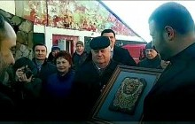 Главі ФФУ подарували оберіг із його ж зображенням (фото)