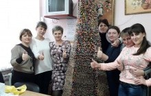 На Одещині зробили двометрову ялинку з олівців (фото)