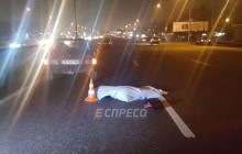 В Киеве произошло ужасное ДТП: машина переехала упавшую на дорогу девушку (фото)