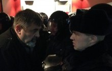 Облили экран мочой и угрожали зрителям: в Москве сорвали показ фильма о войне на Донбассе