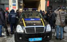 Суд над Саакашвілі: прибула дружина опального політика, в'їзди до будівлі суду заблоковані автомобілями поліції (фото, відео)