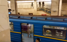 В киевском метро голый мужчина пытался угнать поезд (видео)