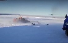 "Полетіло все на**й!": на Камчатці літак розметав полем посилки "Пошти Росії" (відео)