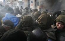Суд над Саакашвілі: під будівлею сталася сутичка, кинули димову шашку (фото)
