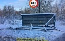 В Киеве на Троещине рухнула остановка (фото)