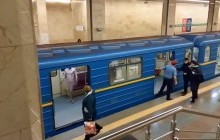 Голий чоловік у київському метро: дебошир лаявся та бив поліцейських, потім потрапив до лікарні (відео)