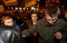 "Мент донецький": Саакашвілі поскандалив з поліцейським, що перешкоджав йому встановлювати сцену на Майдані (відео)