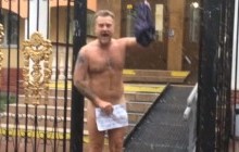 Украинский шоумен разделся догола и повесил свои трусы на двери суда (видео)