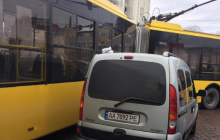 В центре Киева из-за припаркованного посреди дороги авто остановилось движение троллейбусов (фото)