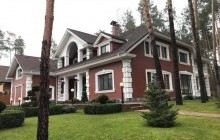 Гигантские хоромы и охрана: журналисты показали роскошный особняк Луценко, записанный на тестя (фото)