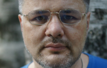 У центрі Києва член "Правого сектора" вдарив скандального журналіста Коцабу в обличчя під час зйомки (відео)
