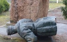 В Черниговской области активисты снесли памятник генералу НКВД