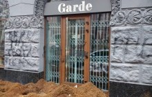 "Кров на твоїх руках": у центрі Києва вхід до елітного бутика заблокували стіною гною (фото)