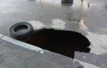 4 метри глибиною: в Одесі посеред проїжджої частини утворилася величезна діра (фото)
