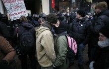 Лучшие фото недели: любовь на фоне протеста, возвращение космонавтов на Землю и драка белки с голубями за еду (фотоподборка)