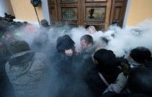 Марш за імпічмент: мітингувальники покидають Жовтневий після сутичок з поліцією, у хід пішли петарди і слізогінний газ