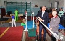 Президент НОК України Бубка передав сучасне гімнастичне обладнання спортсменам Донеччини і Луганщини