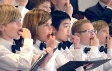 Пекучий різдвяний гімн: хор хлопчиків з'їв дуже гострий перець й спробував співати (відео)