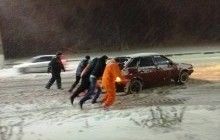На Житомирщине из-за непогоды за сутки спасатели изъяли из снежных заносов 73 транспортные средства (фото)