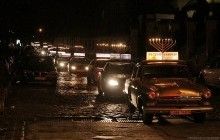 В Киеве прошел парад автомобилей, на крышах которых установили зажженные меноры